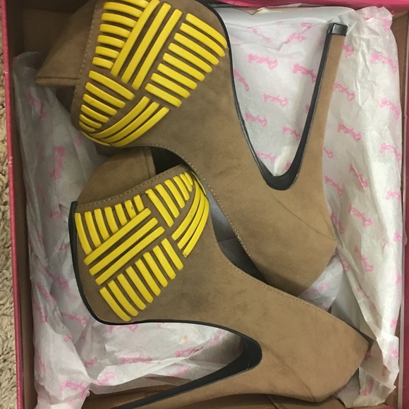 💛💛Yellow & Tan like suade peep toe heels - Picture 2 of 7