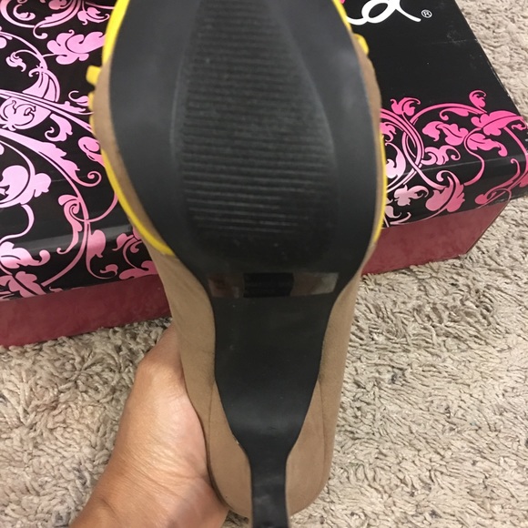 💛💛Yellow & Tan like suade peep toe heels - Picture 3 of 7