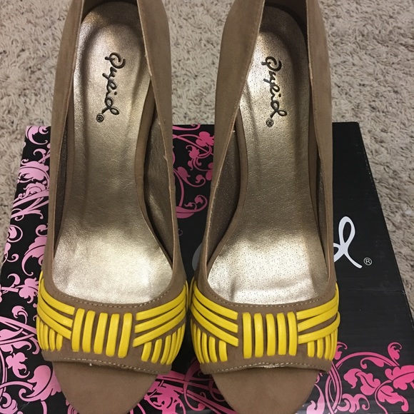 💛💛Yellow & Tan like suade peep toe heels - Picture 4 of 7