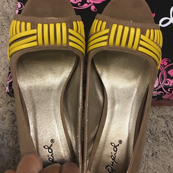 💛💛Yellow & Tan like suade peep toe heels - Picture 5 of 7