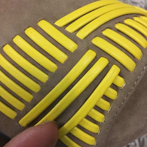 💛💛Yellow & Tan like suade peep toe heels - Picture 7 of 7