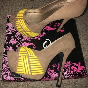 💛💛Yellow & Tan like suade peep toe heels