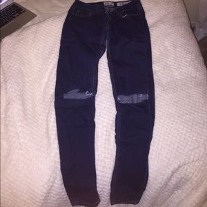 Skinny jeans with rips in the knees