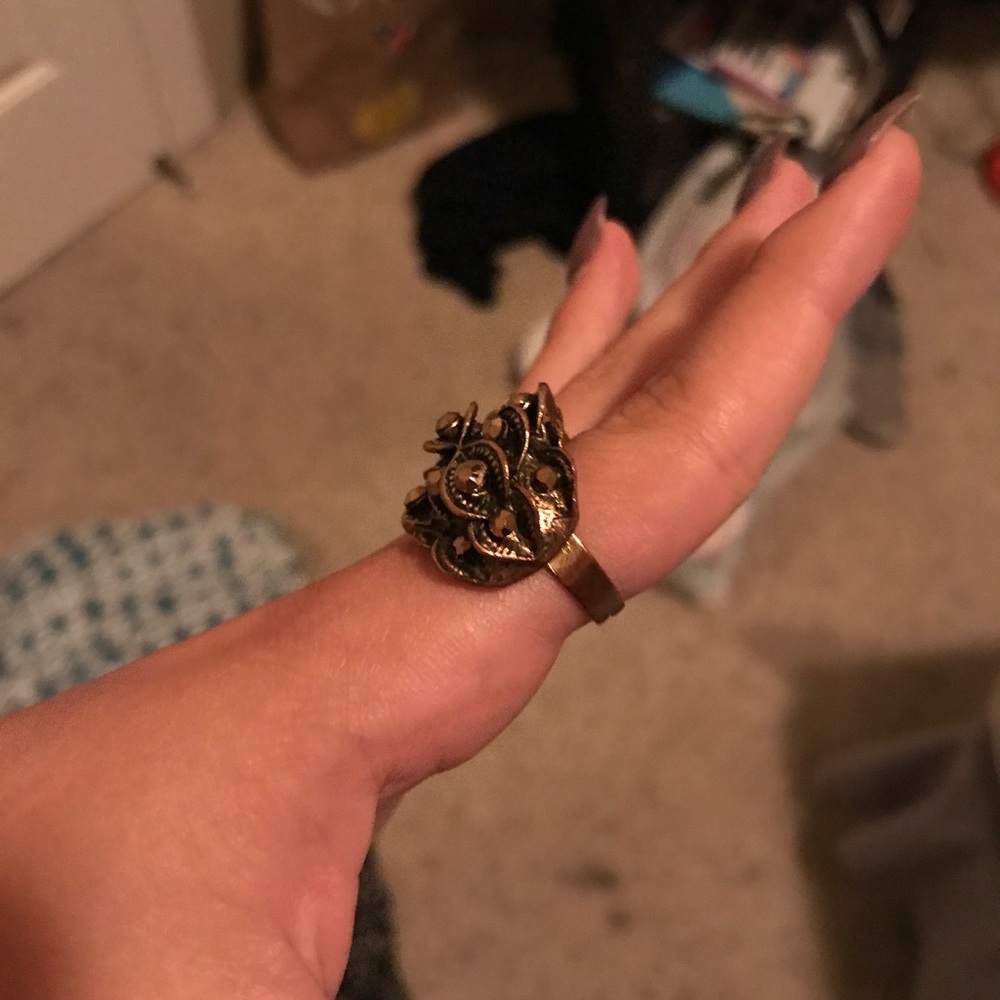 Large gold ring - Picture 2 of 2