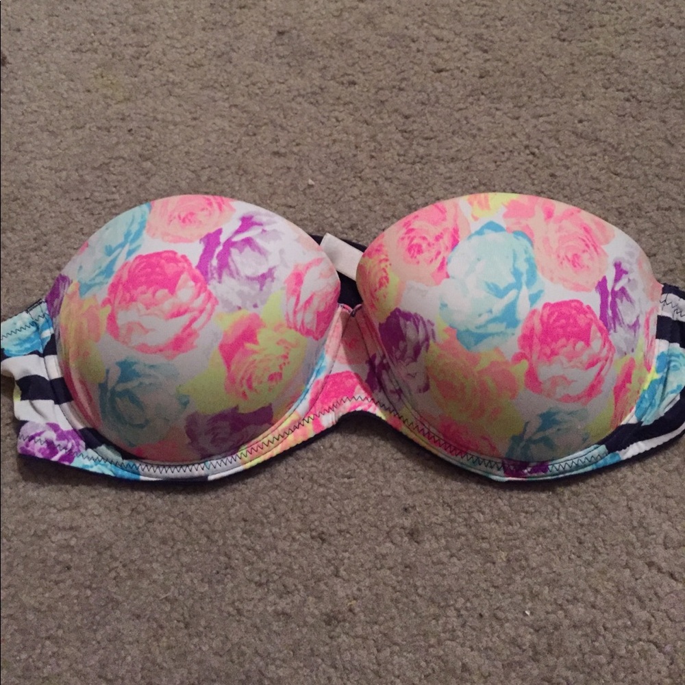 Strapless Victoria secret bra (34B)