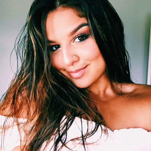 Meet your Posher, Anuhea - Picture 1 of 1