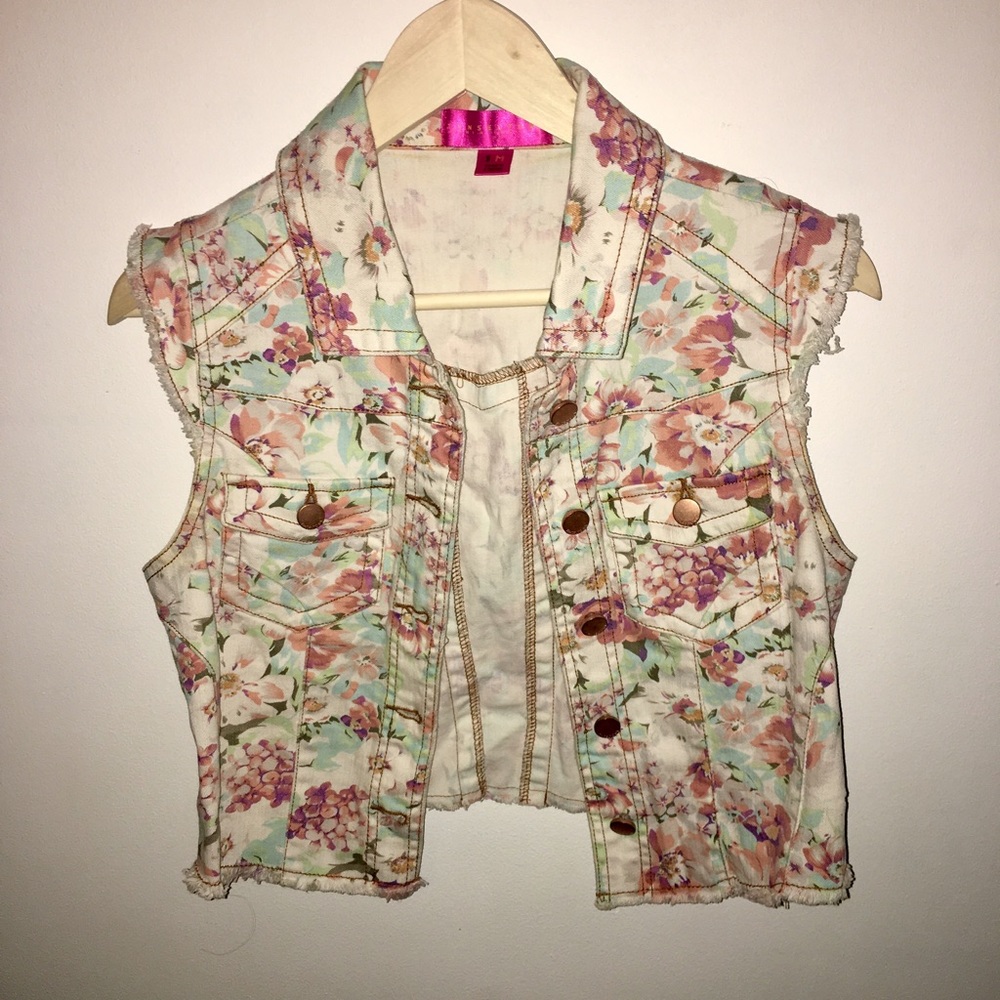 Floral vest 🌸 SOLD