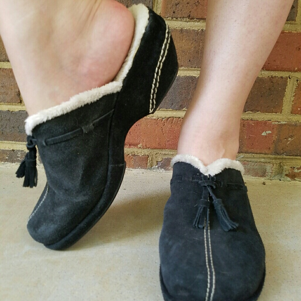 Black leather clogs/slip ons with fuzzy inside
