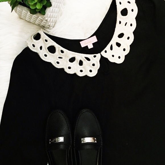 Tops - Chic Black Blouse Top w/ cream cutout style collar