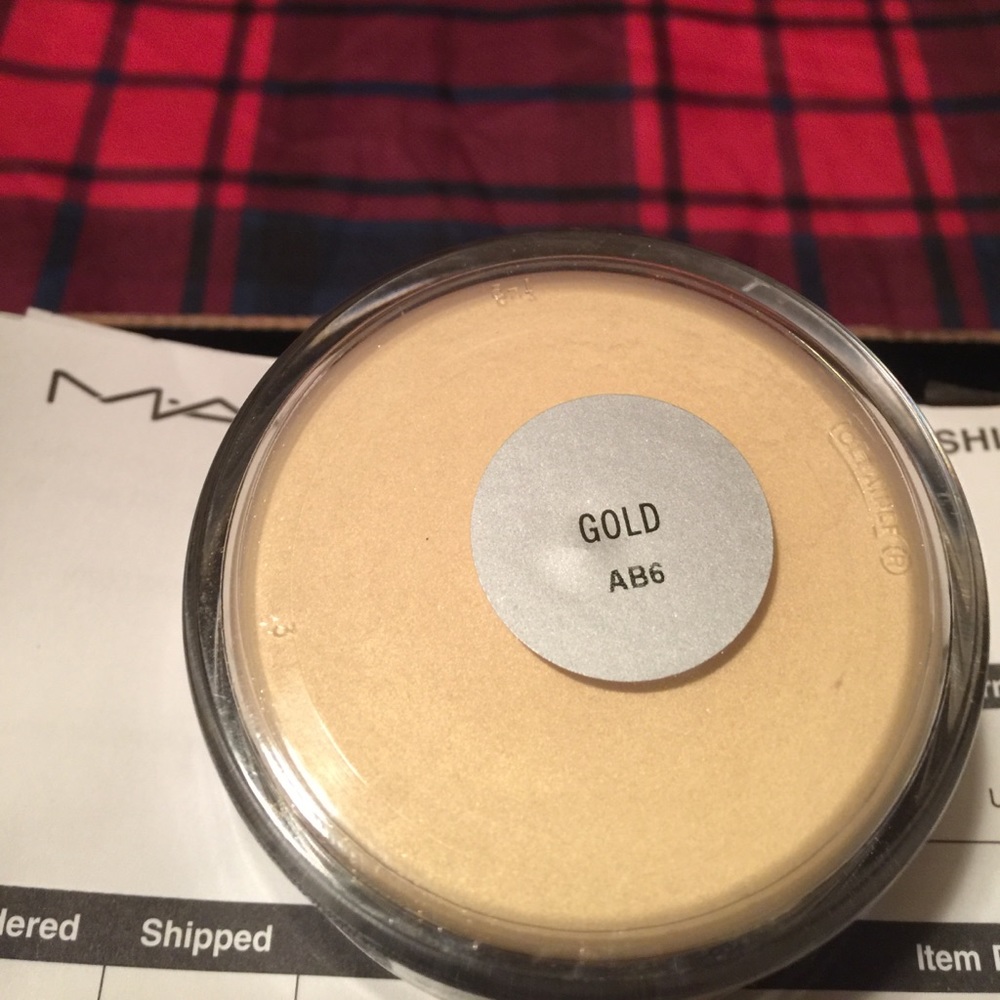 Mac gold faces powder - Picture 2 of 3