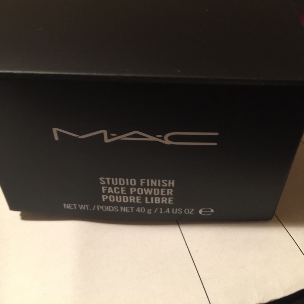 Mac gold faces powder - Picture 3 of 3