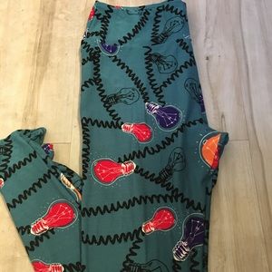 Fun Lularoe leggings!! 💡