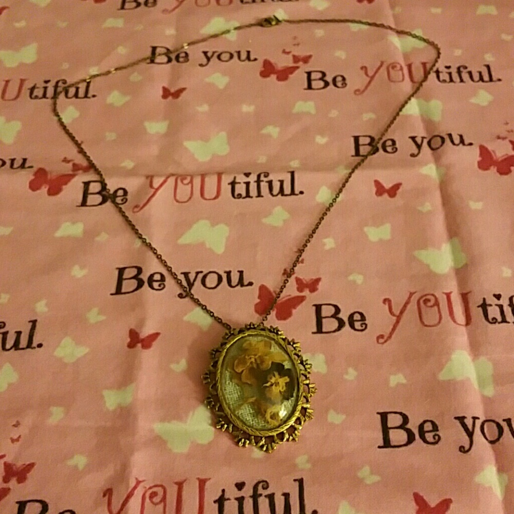 Retro dried flowers pendant, with bronze like