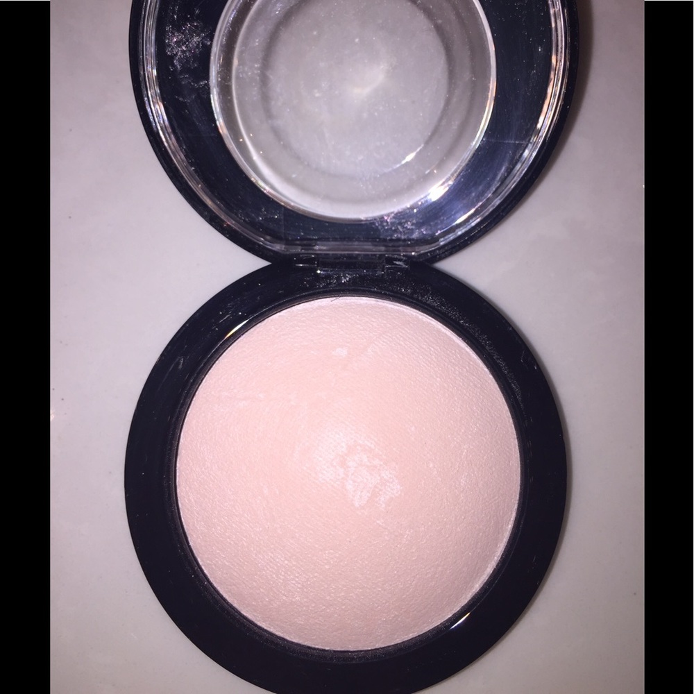 Brand new MAC Warm Rose Skin Finisher Highlight