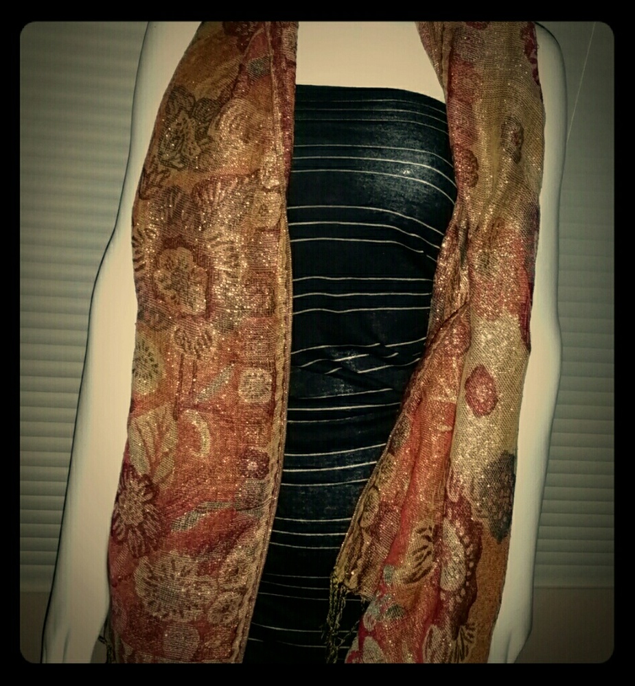 Wide and long scarf