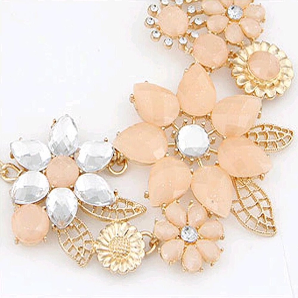 Peach Kiss Statement Necklace β€οΈ - Picture 2 of 4