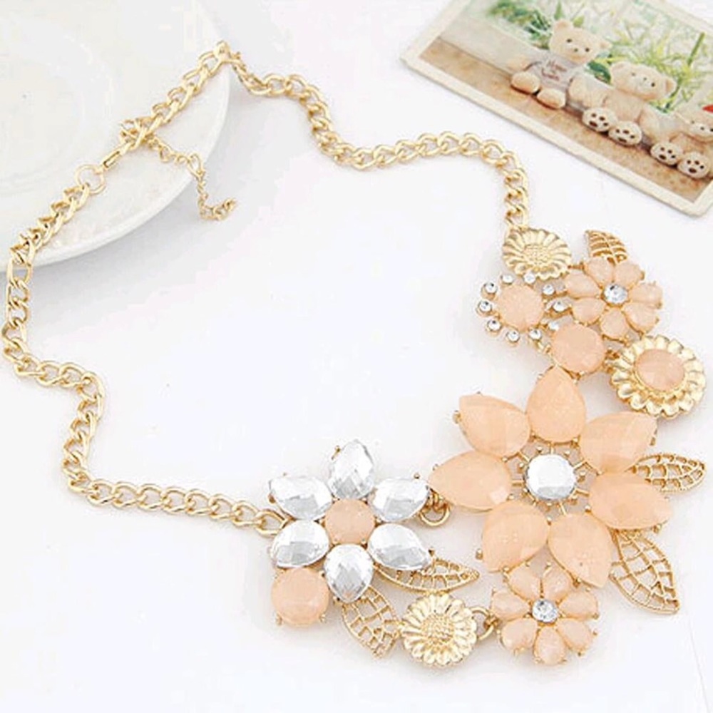 Peach Kiss Statement Necklace β€οΈ - Picture 3 of 4