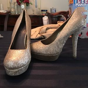 ✨Gold sparkly high heels☺️