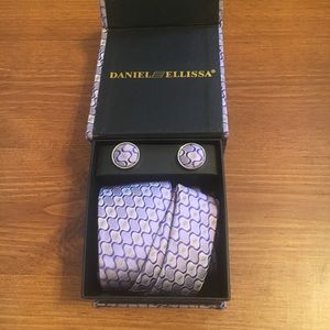 Men's Lavender Tie Set. Tie, cuff links, pocket.
