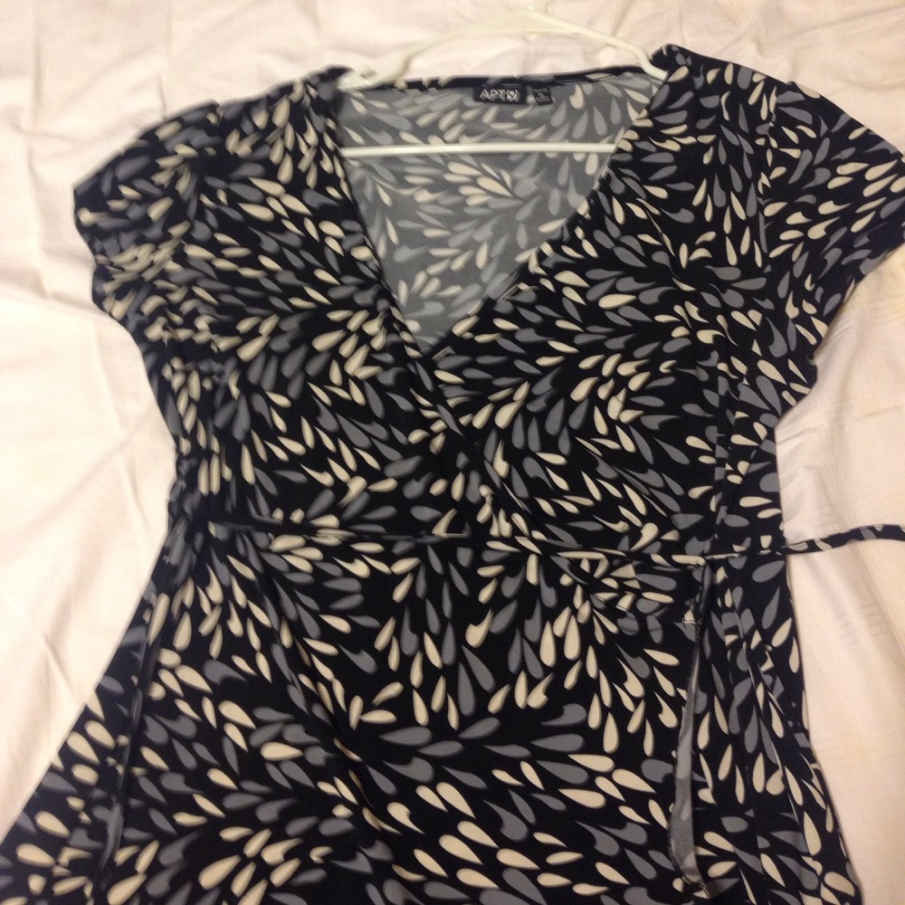 Women's wrap dress apt 9 like new great shape