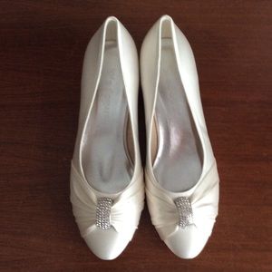 Brand-new ivory satin wedding shoes