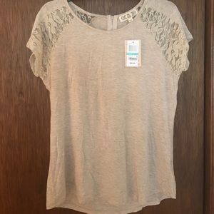 Tshirt with lace detailing on sleeves