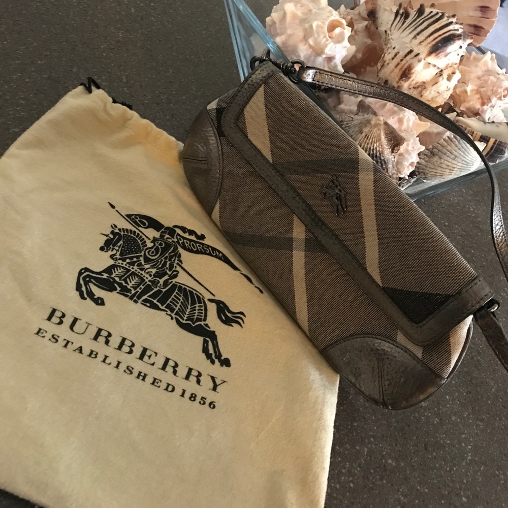 🕶Burberry Wristlet 🕶