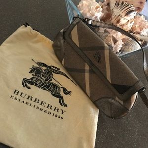 🕶Burberry Wristlet 🕶