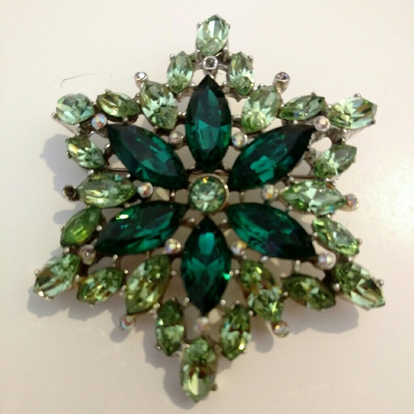 Vintage Jewelry - Beautiful vintage green brooch