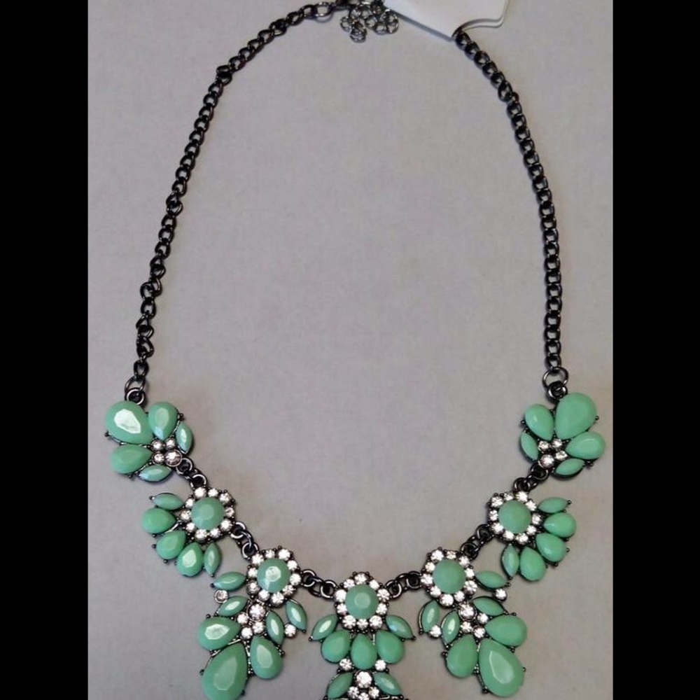 π HP! π Mint & Crystal Statement Necklace - Picture 2 of 5