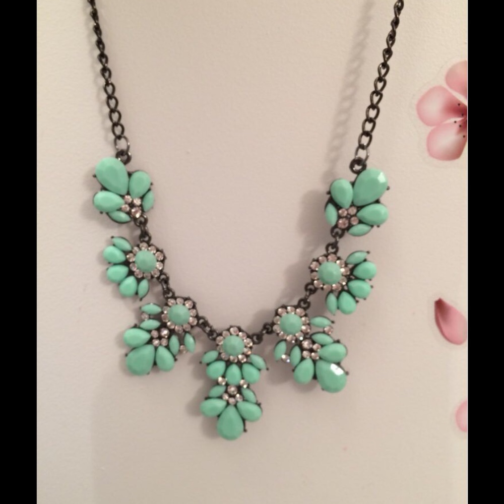 π HP! π Mint & Crystal Statement Necklace - Picture 3 of 5