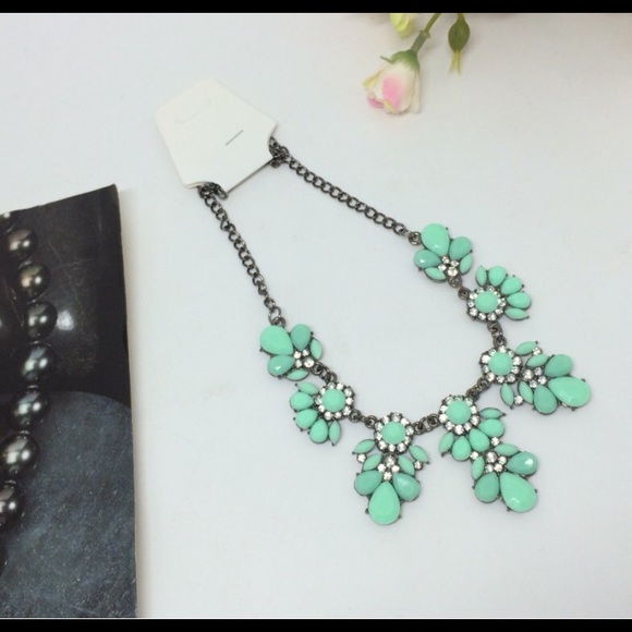 jmeyersray Jewelry - 🎉 HP! 🎉 Mint & Crystal Statement Necklace