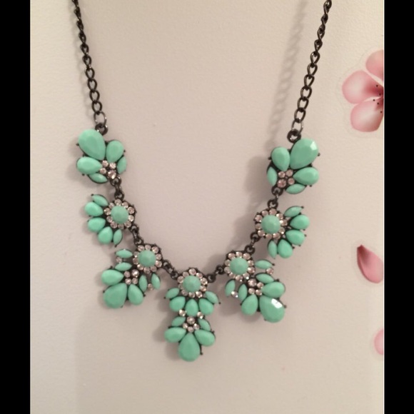 ๐ HP! ๐ Mint & Crystal Statement Necklace - Picture 3 of 5