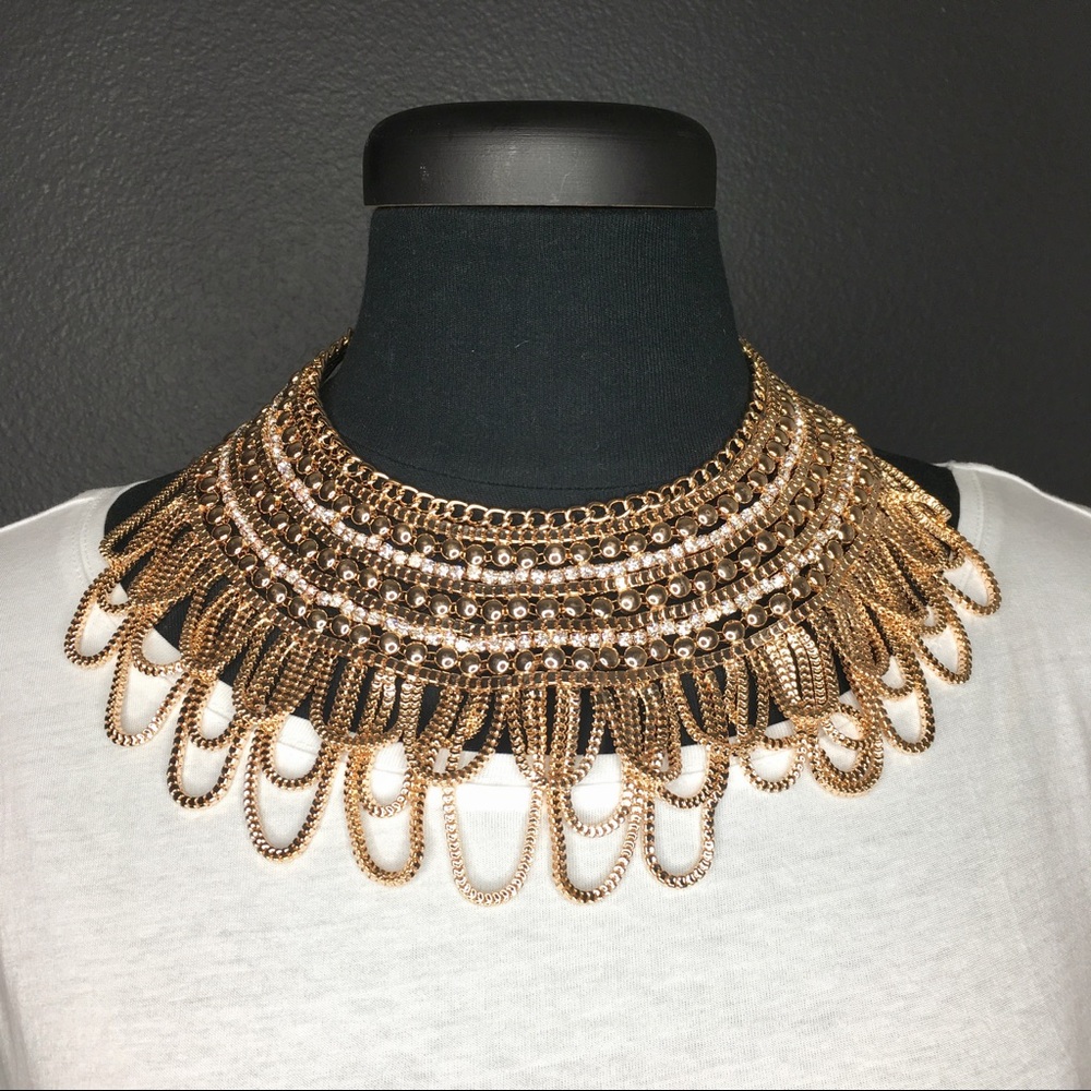 Classy & Chic ‼️ Gold Bib Necklace