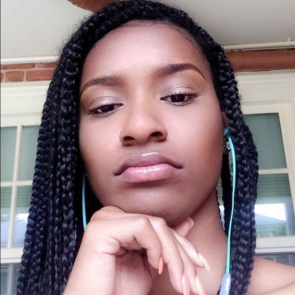 Meet your Posher, Nia