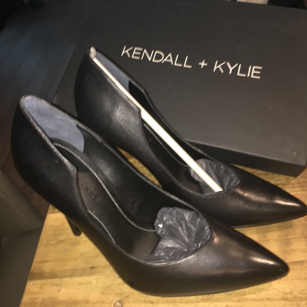 Kendall and Kylie black pumps
