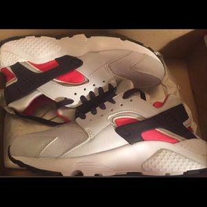 A pair of Nike Huraches size 6