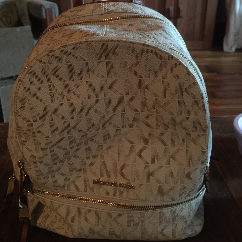 Michael Kors med size back pack
