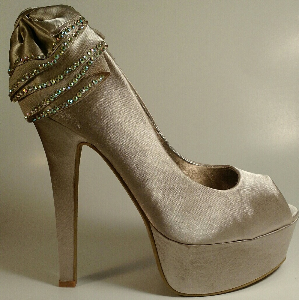 SATIN CHAMPAGNE PUMPS(NO OFFERS) - Picture 3 of 5