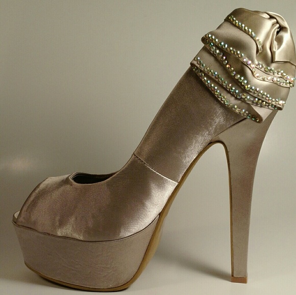 SATIN CHAMPAGNE PUMPS(NO OFFERS) - Picture 4 of 5
