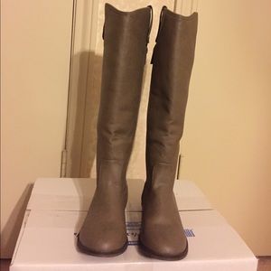 Boots size 7