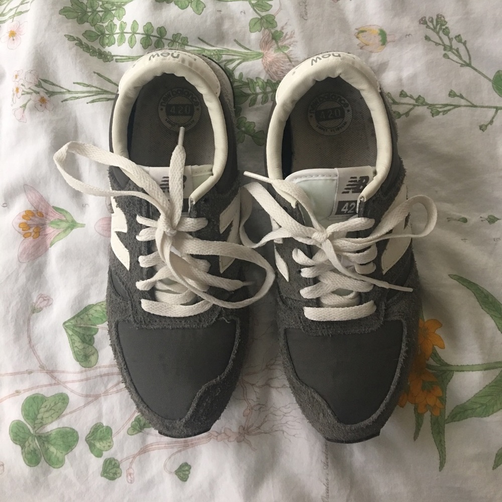 **SOLD**NEW BALANCE 420