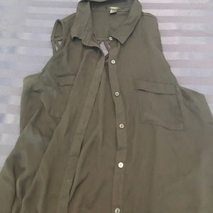 ✨Black button down with back cut outs