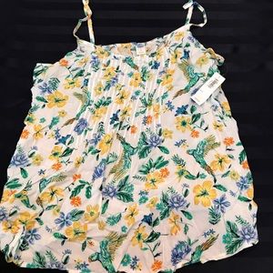 ✨New with tags, floral tank top!☺️