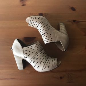 ❣️HP x2❣️Clarks Artisan Leather Perforated Booties