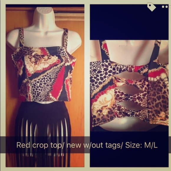 Red design crop top - Picture 1 of 1