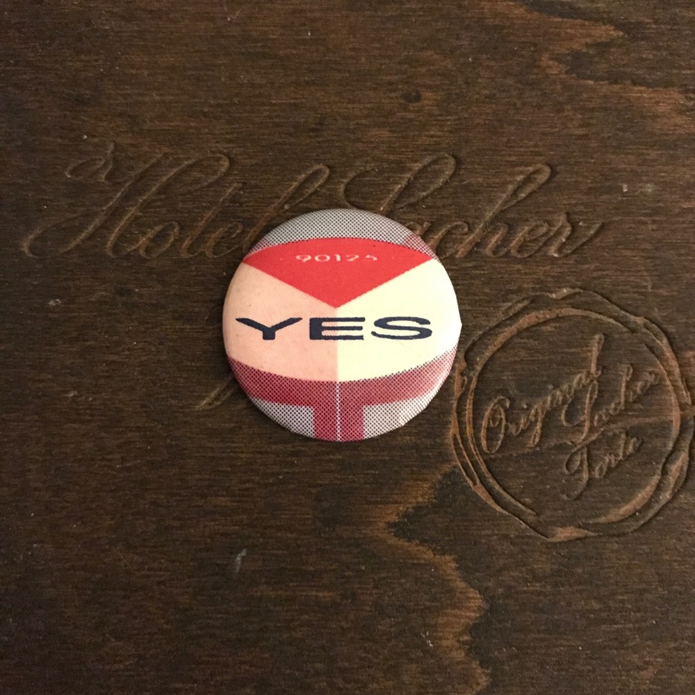 True Vintage YES Button from the 80s!!!!