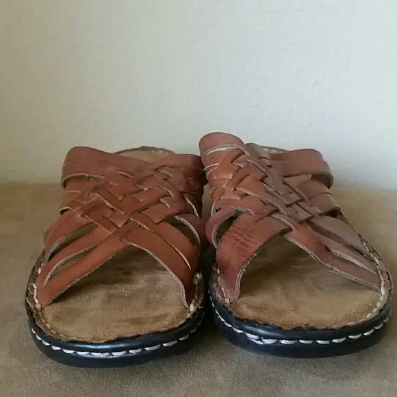 Brown crossover sandals - Picture 2 of 3