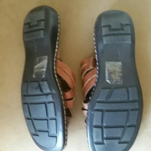 Brown crossover sandals - Picture 3 of 3