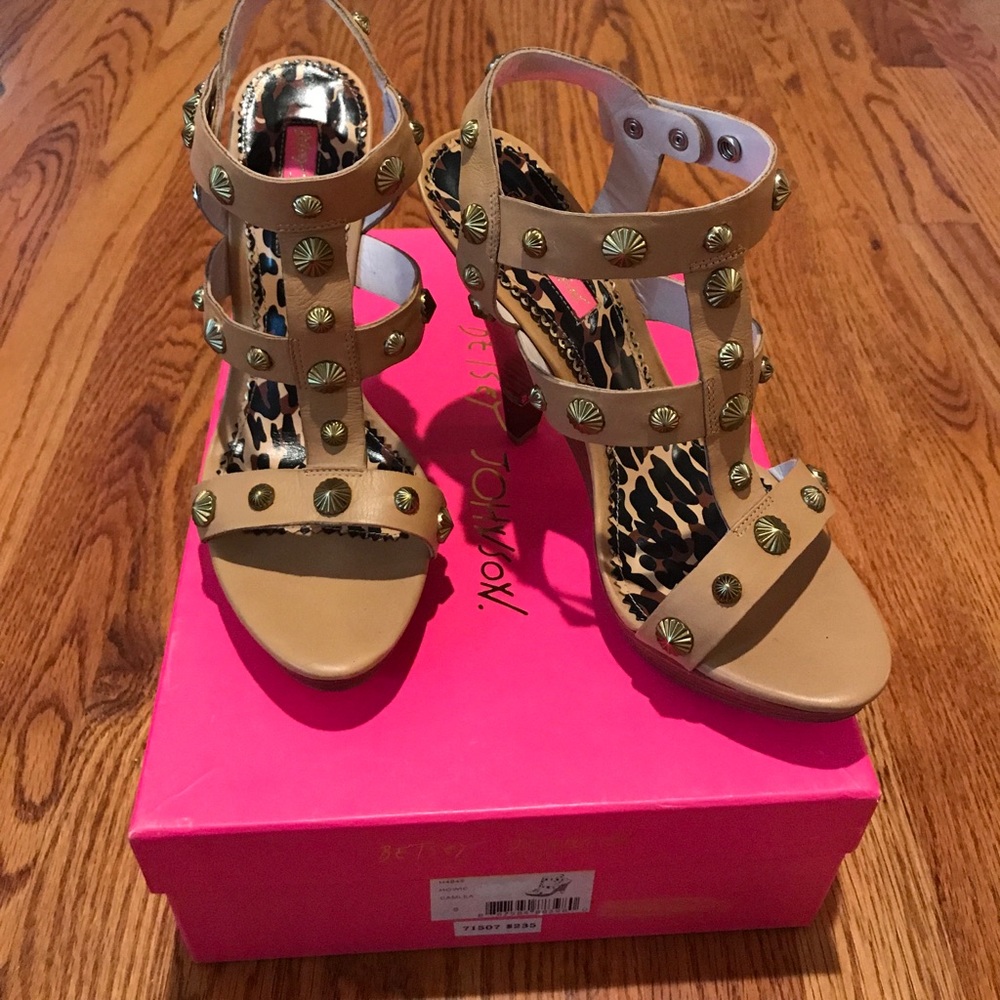 Betsey Johnson camel sandal